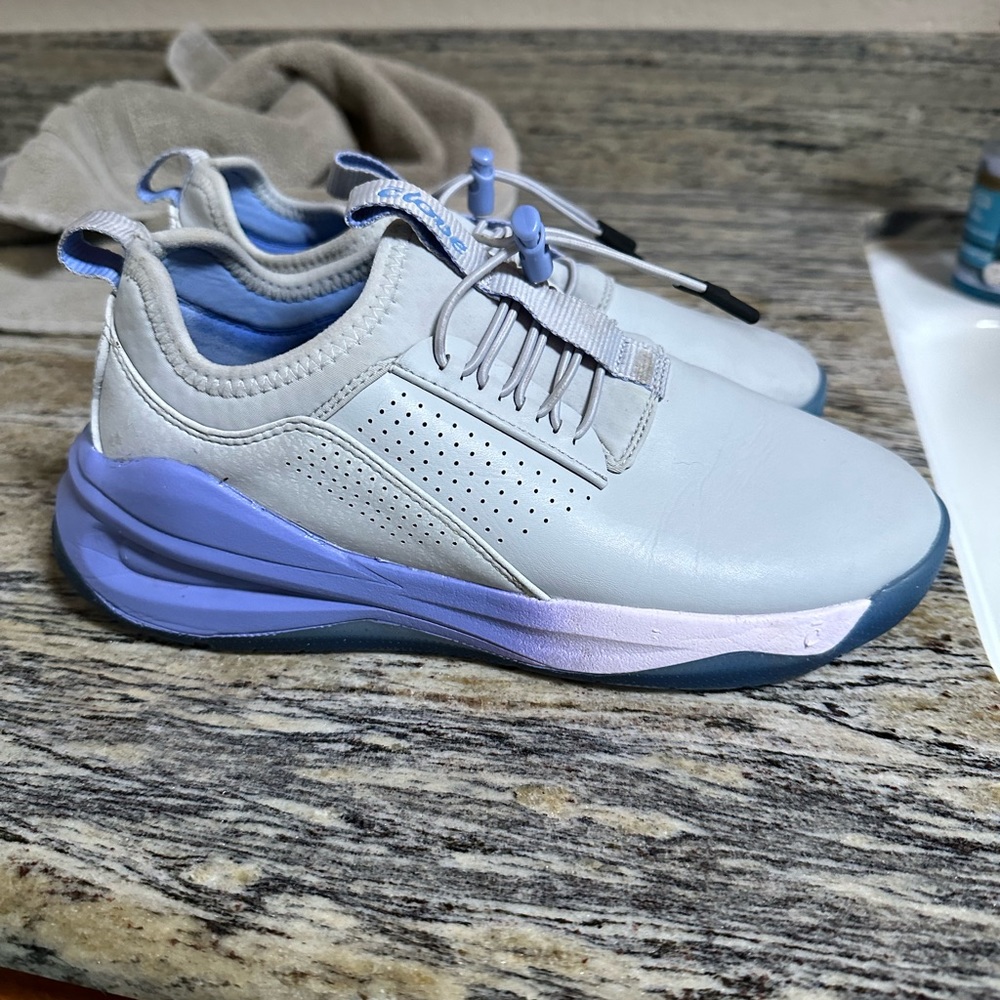 Clove nursing shoe size Women’s 6